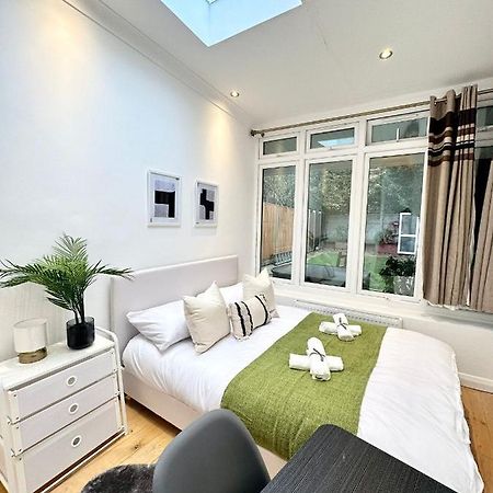 Modern Room In Spacious Home Londra Esterno foto