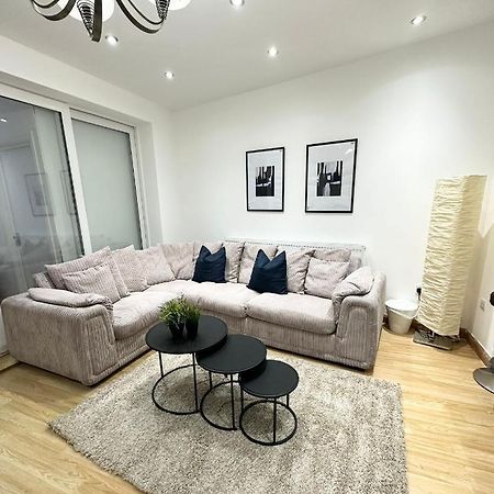Modern Room In Spacious Home Londra Esterno foto