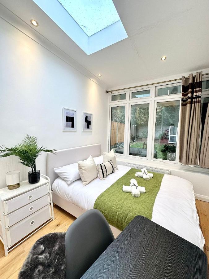 Modern Room In Spacious Home Londra Esterno foto