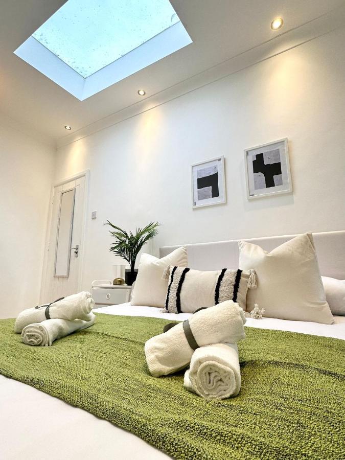 Modern Room In Spacious Home Londra Esterno foto