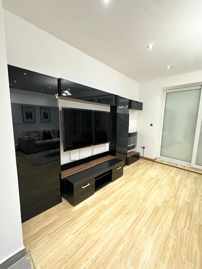 Modern Room In Spacious Home Londra Esterno foto