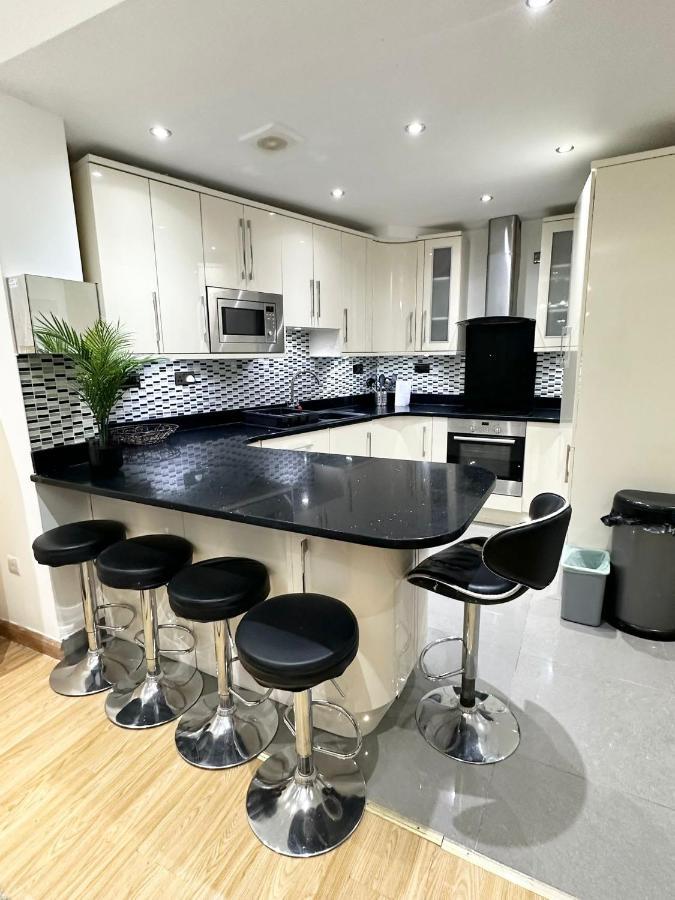 Modern Room In Spacious Home Londra Esterno foto
